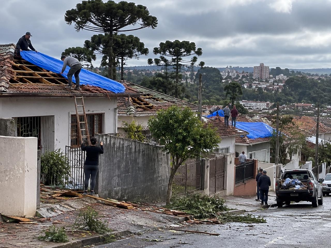 Casas destelhadas e cobertas com lonas após temporal em Apucarana